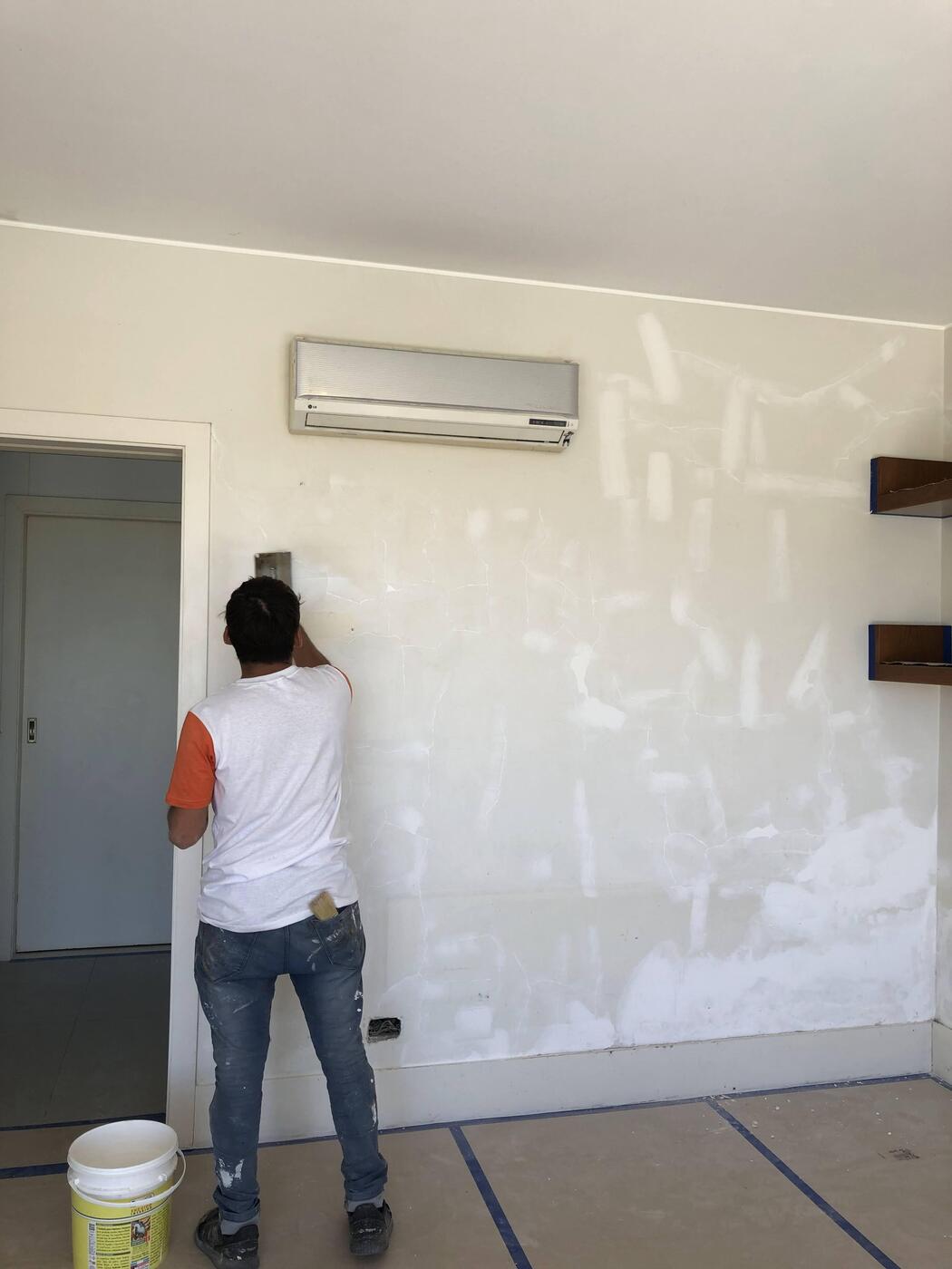 Equipo de ProHomes pintando una habitación